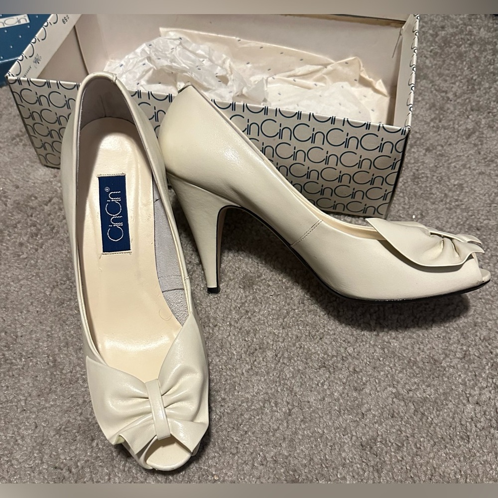 Cin Cin bone leather peep toe heels 7M